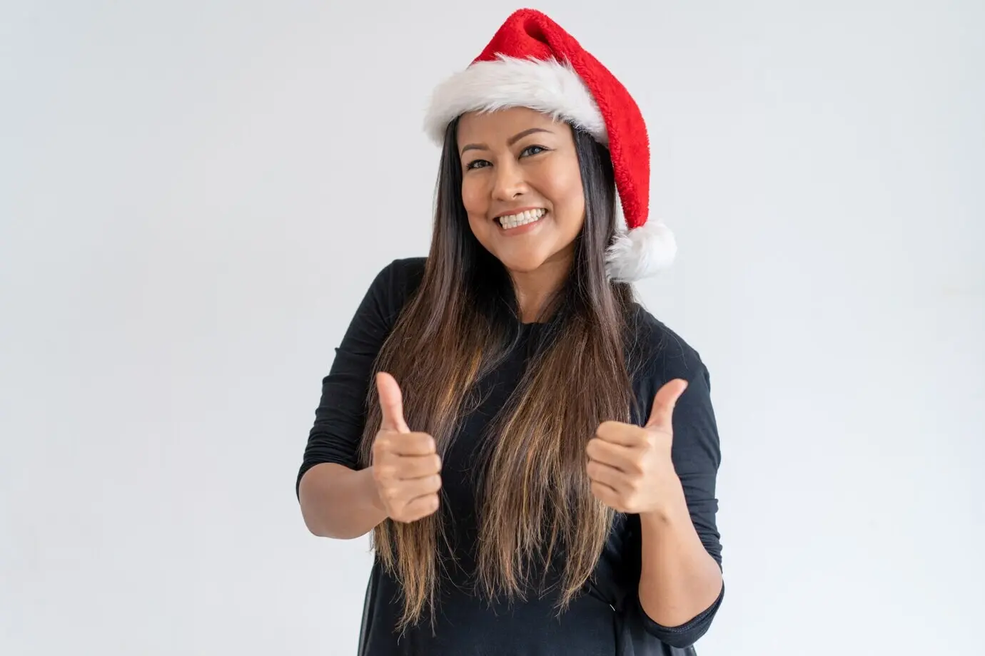 Довольный клиент в колпаке Санты одобряет продукт.