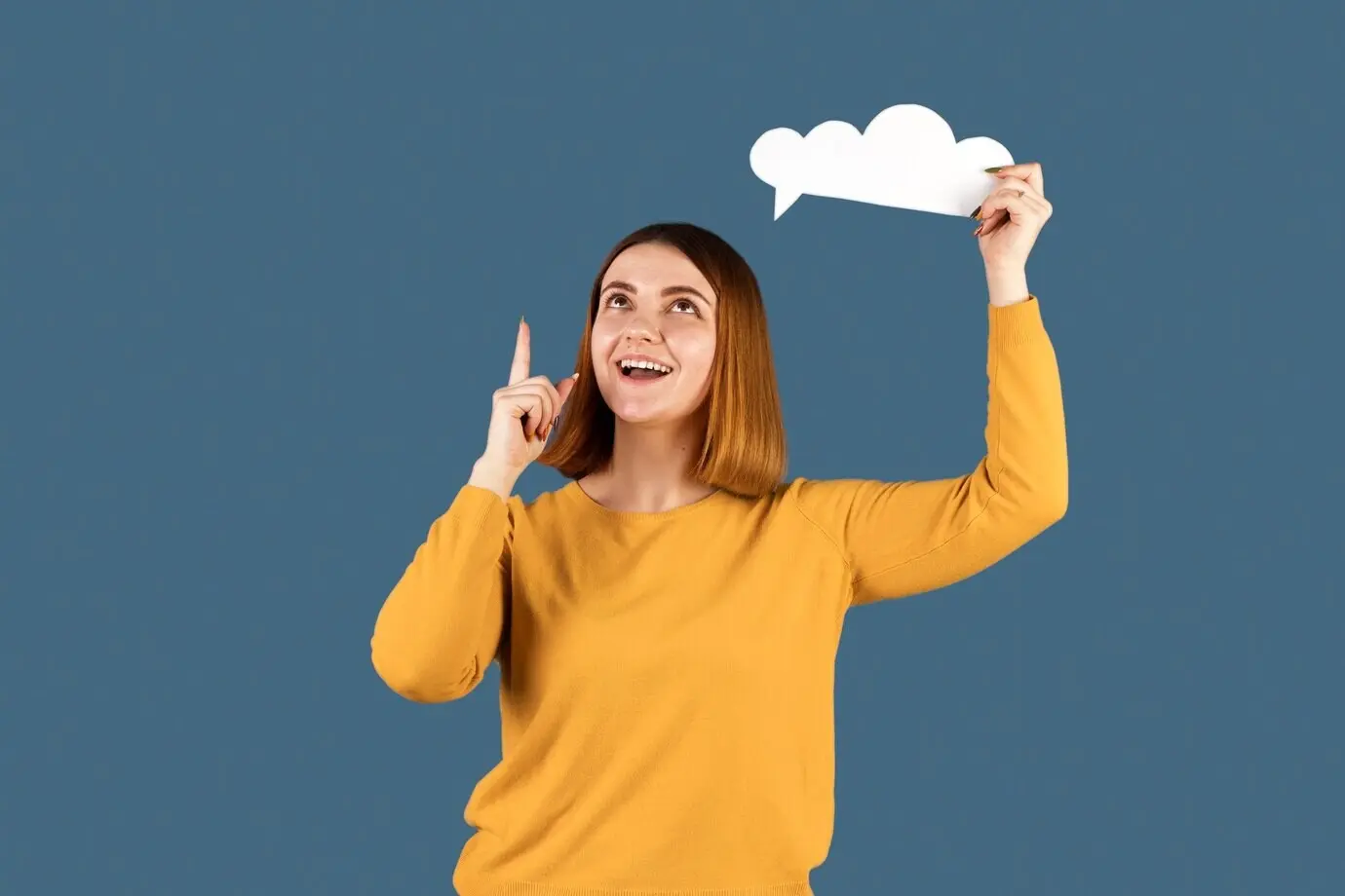 Молодая женщина, держащая облачко мыслей