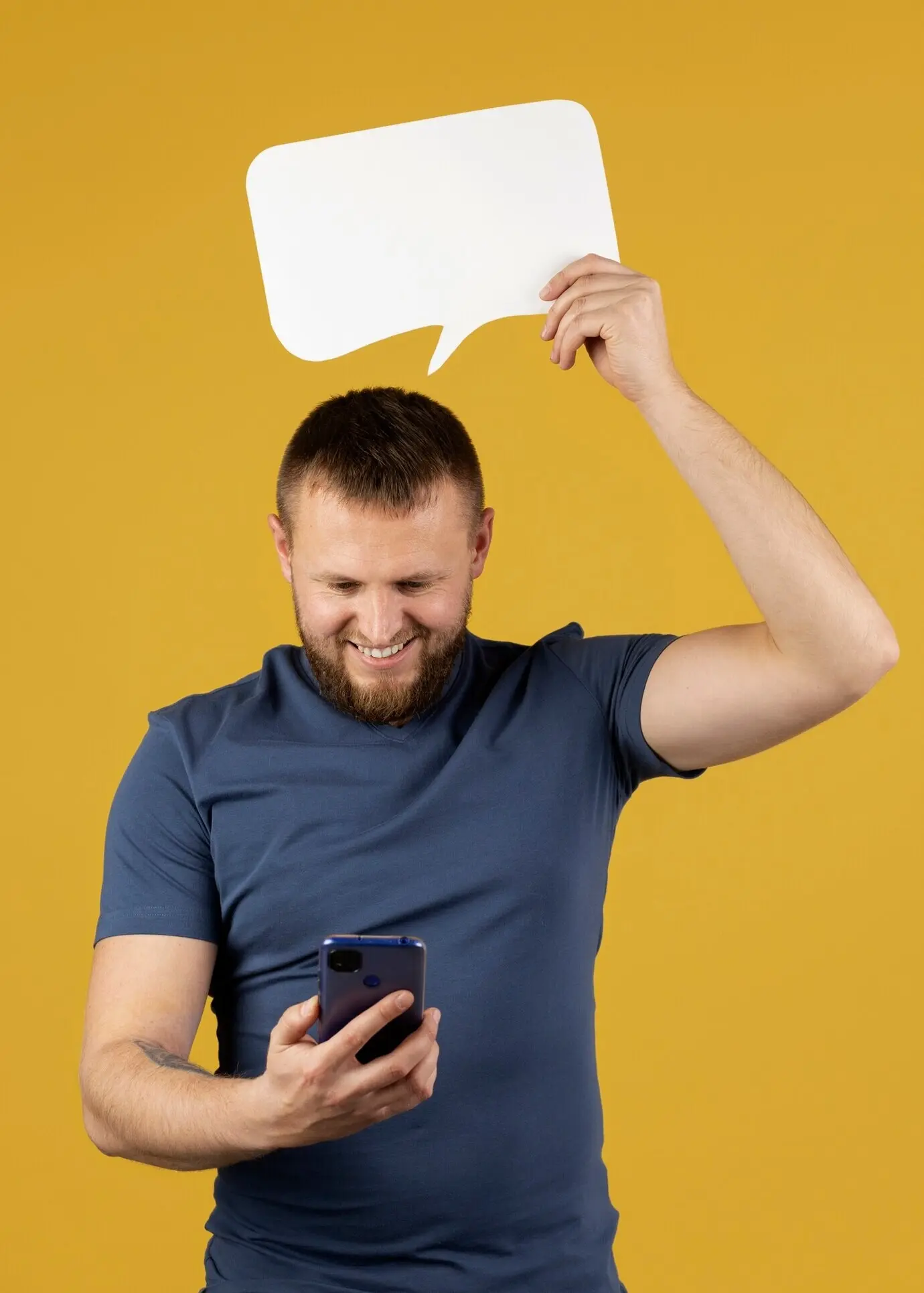 Мужчина держит облачко мыслей